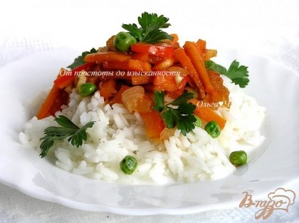 Готовый рис разложить по тарелкам, добавить овощное соте, украсить петрушкой. Приятного аппетита! :)