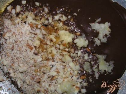 Шоколад растопить на водяной бане, добавить измельченные орехи и чеснок, пропущенный через пресс.