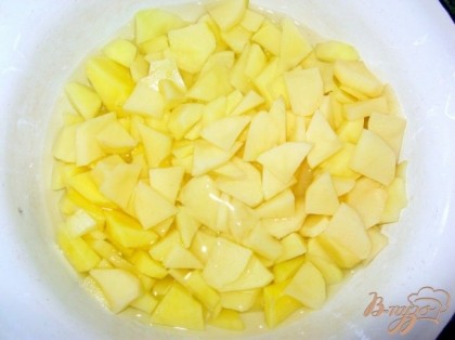 Тем временем нужно заняться приготовлением бульона. Картофель почистить, порезать, добавить в кипящую воду. В бульон к картофелю добавить половину луковицы целиком. Посолить и варить до закипания бульона.