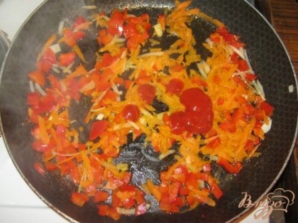 Для поджарки овощи (лук, морковь, болгарский перец) порезать и поджарить на растительном масле до золотистого цвета. Добавить томатную пасту либо кетчуп и любимые специи по вкусу. Перемешать.