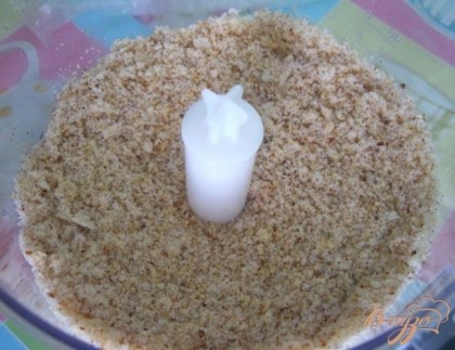 Для начинки орехи соединить с сахаром и измельчить в блендере.