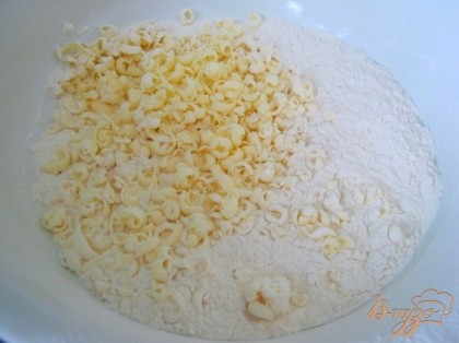 Для теста охлажденный маргарин растереть с мукой, солью и содой, добавить кефир.