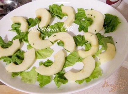 На блюдо разложить листья салата, яблоки, свеклу, орехи, брынзу, посыпать зеленью.