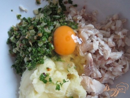 В салатник выложить кусочки филе рыбы, картофельное пюре, обжаренный лук с петрушкой и выбить яйцо. Добавить специи по вкусу.
