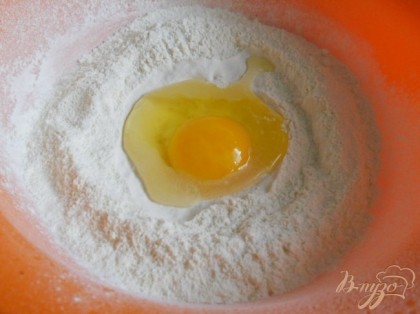 В просеянную муку всыпать соду и погасить ее лимонным соком. Добавить яйцо, соль.