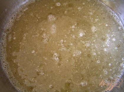 В пиво насыпать сахар с ванилином и соль, перемешать почти до растворения кристаллов сахара, влить растительное масло.