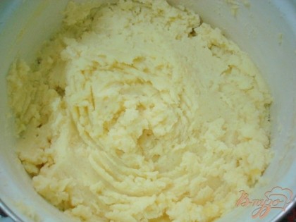 Отварить картофель, сделать пюре с добавлением перца и масла