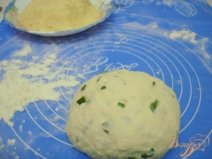 Замесить тесто с добавлением зелёного лука.