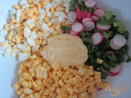 Уложить все в салатник, добавить майонез и перемешать.Добавить специи по вкусу.