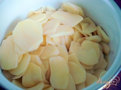 Картофель чистим и нарезаем кружочками.