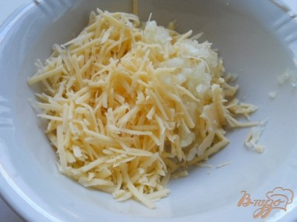 Сыр натереть, добавить чеснок, пропущенный через пресс.
