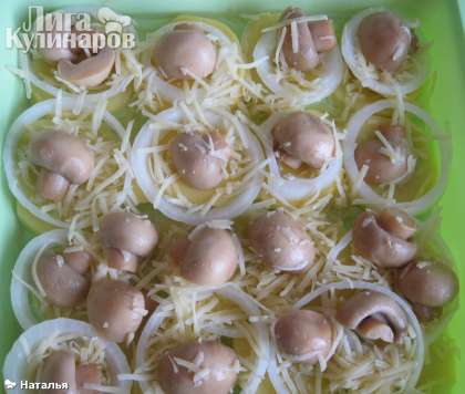 На картофель уложить грибы, нарезанный кольцами репчатый лук, посыпать слегка сыром.