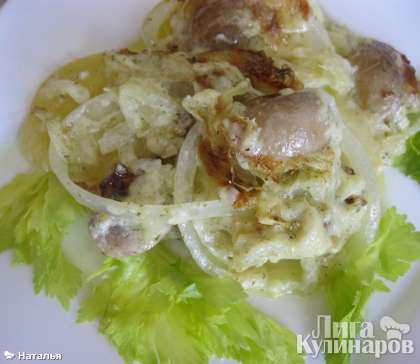 Украшаем картофель с грибами зеленью сельдерея и подаем к столу.  Приятного аппетита!