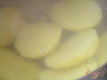 Картофель очистить и отварить с лавровыми листами. За 10 минут до окончания варки добавить соль.