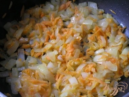 Тем временем на растительном масле обжарить нарезанный лук, добавить натертую морковь, обжаривать еще 3-4 минуты.