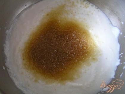 Желатин замочить в воде до набухания. В кокосовое молоко добавить коричневый сахар.