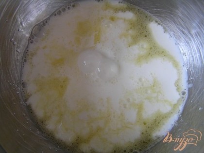 Яйцо немного взбить с сахаром и солью, влить молоко, перемешать.
