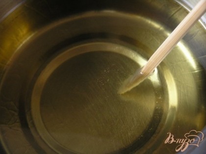 Разогреть в кастрюльке растительное масло, готовность проверить деревянной палочкой, если вокгуг неё образуются пузырики - масло нагрелось.