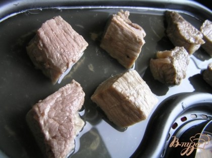 Мясо нарезать небольшими кусочками, готовить в пароварке около 30-35 минут.