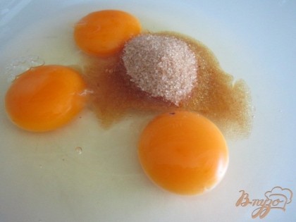Яйца взбить с коричневым сахаром.