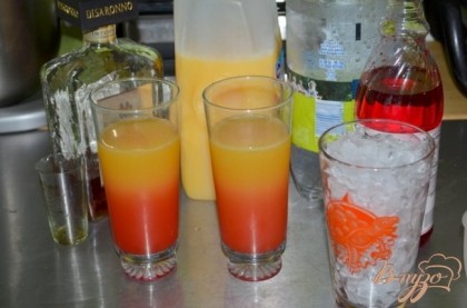 Приготовим высокие стаканы и все для коктейля. Для коктейля правильного сначала выкладываем лед, а затем Амаретто и апельсиновый сок,газированная вода и последним идет гренадин.