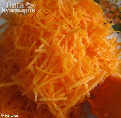 Морковь нашинковать на мелкой терке