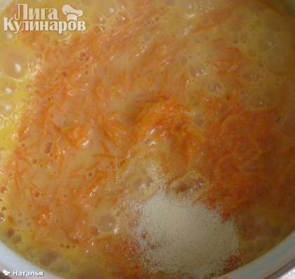 Добавить 1 столовую ложки манки и варить до готовности  5-7 минут постоянно помешивая.