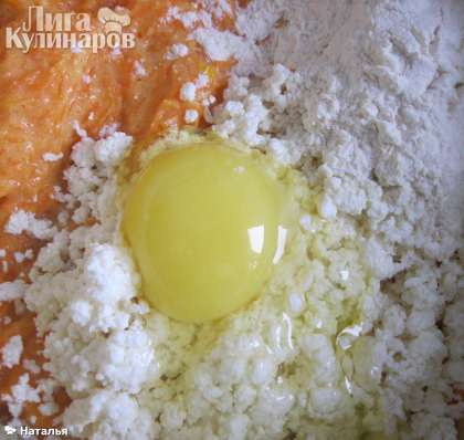 Добавить творог, яйцо, сахар, соду, соль по вкусу, муку на свое усмотрение. Если хотите более жидкие сырники, то положите немного муки, для более густого теста и более плотных сырников муки нужно чуть  больше  250 - 300 г