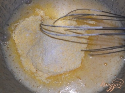 Делаем крем - яйца растереть с 150 г сахара.