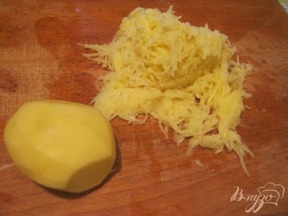 Очищенный картофель натереть на терке, лишнюю жидкость отжать.
