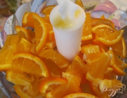 Апельсины нарезать на небольшие дольки (с коркой) и измельчить в блендере. Смолотые апельсины перемешать с 1 стаканом сахара.