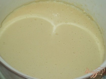 Понемногу налить молока, тщательно перемешивая, на 1/3 объема. Взбить и добавить яйца. Хорошо перемешать. Влить оставшееся молоко.