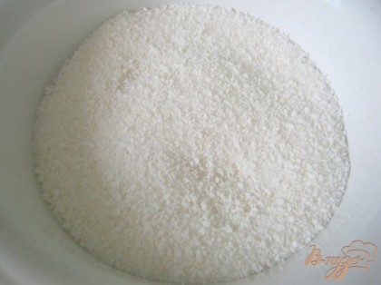 В отдельной посуде смешать сухие ингредиенты для посыпки (кокосовую стружку, 3/4 ст. сахара, ванилин).