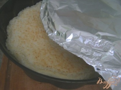 Поставить пирог в разогретую до 180 градусов духовку. Следить, чтобы не подгорела кокосовая стружка (для этого минут через 10 с начала выпечки накрыть пирог фольгой).