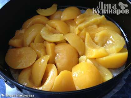 И выкладываем консервированные фрукты без жидкости. Я использовала персики, поэтому порезала их на несколько частей. Можно взять комбинацию, например, персики + абрикосы или ананасы + персики.
