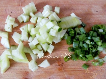 Огурцы и зеленый лук мелко нарезать.