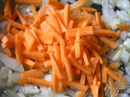 Добавить нарезанную соломкой морковь, продолжая обжаривать.