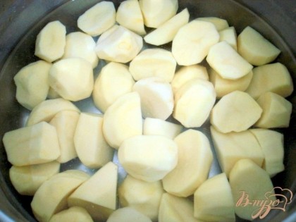 Картофель, помыть, почистить и порезать крупными кусками. Поставить вариться на 10 минут.Воду слить.Картофель посолить, поперчить и посыпать мелко порезанным розмарином и выдавленным через пресс чесноком, полить оливковым маслом.