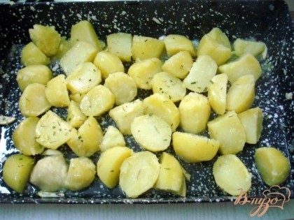 Противень смазать растительным маслом. Высыпать на него картофель.