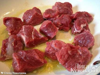 На хорошо разогретой сковороде с растительным маслом (или животным жиром, салом, например) обжариваем говядину порциями.