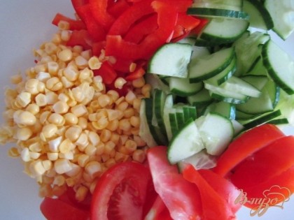 Уложить все в салатник, добавить нарезанную зелень петрушки и зеленого лука.Заправить маслом, посолить и поперчить по вкусу.