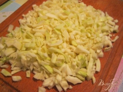Свежую белокочанную капусту нашинковать соломкой и положить в кипящий мясной бульон.