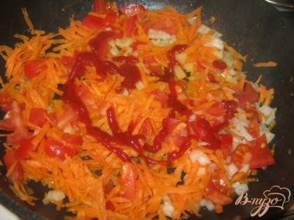 Морковь, петрушку нарезать соломкой, репчатый лук - полукольцами. Обжарить с растительным маслом и томатом-пюре. Добавить зажарку после закипания бульона с капустой и варить 25-30 минут.