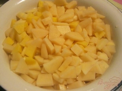 Картофель почистить, нарезать кубиками и положить в кипящие щи за 20-30 минут до готовности.