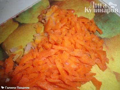 И приступаем к приготовлению моркови: нарезаем также как свеклу.  Опускаем тоже в кастрюлю .