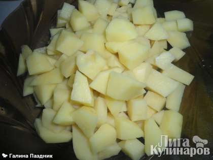 Картофель чистим и режем кубиками, затем отправляем в кастрюлю .