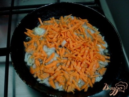 Лук морковь нарезать мелко и поставить пассеровать на растительном масле. Чтобы капуста была более нежная, можно добавить немного сливочного, но это не обязательно.