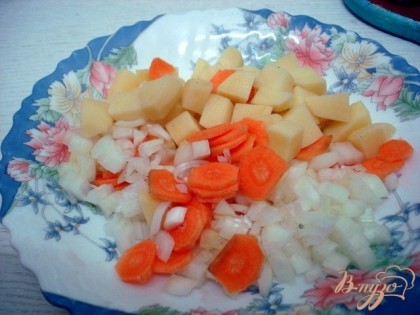 Картофель, лук морковь нарезаем кубиками и отправляем вариться.