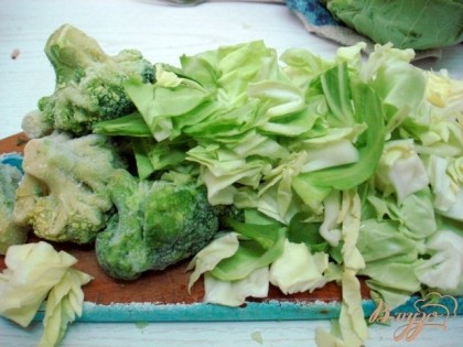 Нарезаем капусту и всё вместе грибы, сырки, а также брюссельскую капусту отправляем к почти готовым овощам.