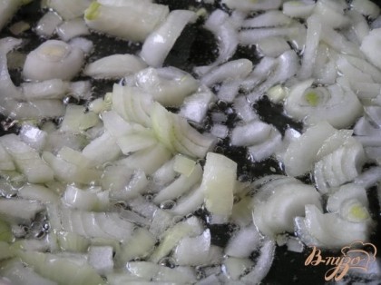 На растительном масле обжарить нарезанный лук, затем добавить морковь.